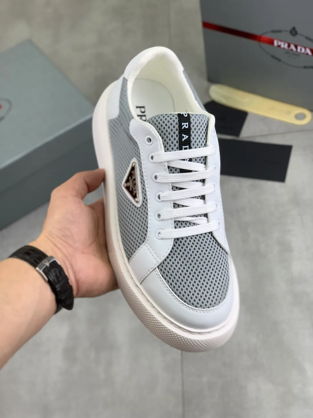 Men's shoes 💰P580💰 [New style] High version official website popular models are on the market, 🆘 Trendy brand (Prada) mainly promotes popular models, avant-garde and versatile fashion men's shoes private version mold opening, cowhide surface splicing 1:1.. Fashionable and simple, original imported cowhide lining cowhide feet; the atmosphere and personality are more fashionable, eye-catching and pursuing class. It will subvert the old idea and be a must-have for fashion trendsetters with you! Must keep it for yourself! Tall and comfortable, large and low, high-end quality workmanship. Size: 38-44 6️⃣colors available.